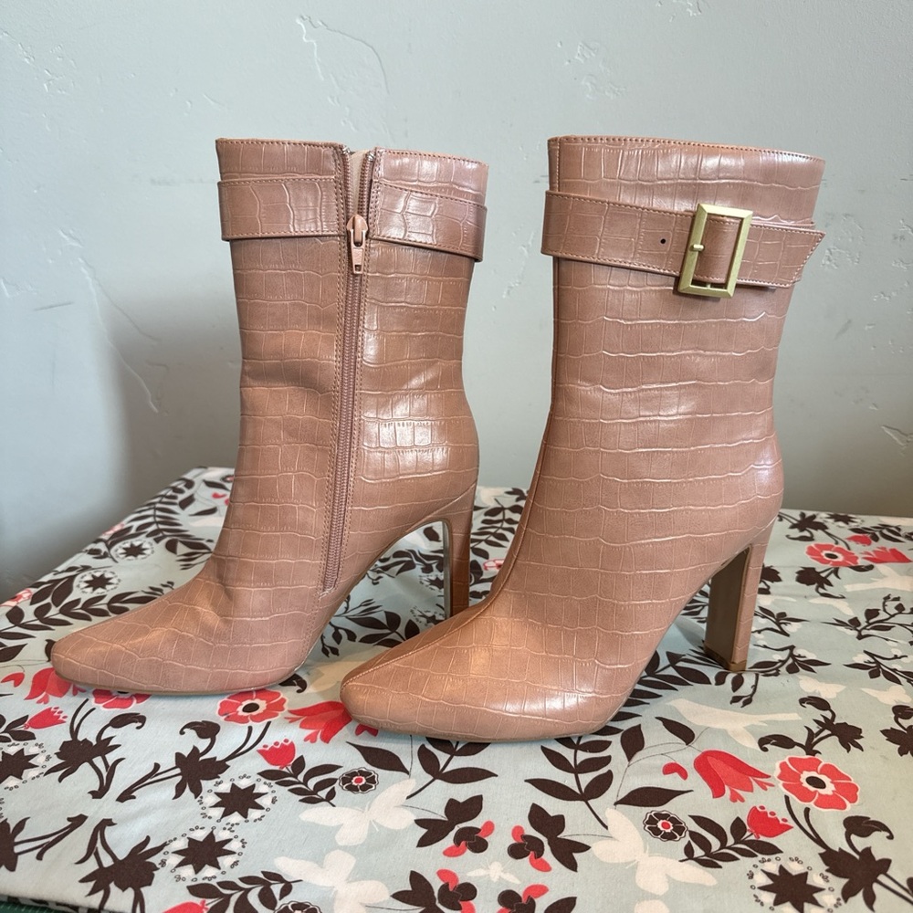 NWOT Journee Collection Tan Croc-Embossed Heeled Ankle Boots